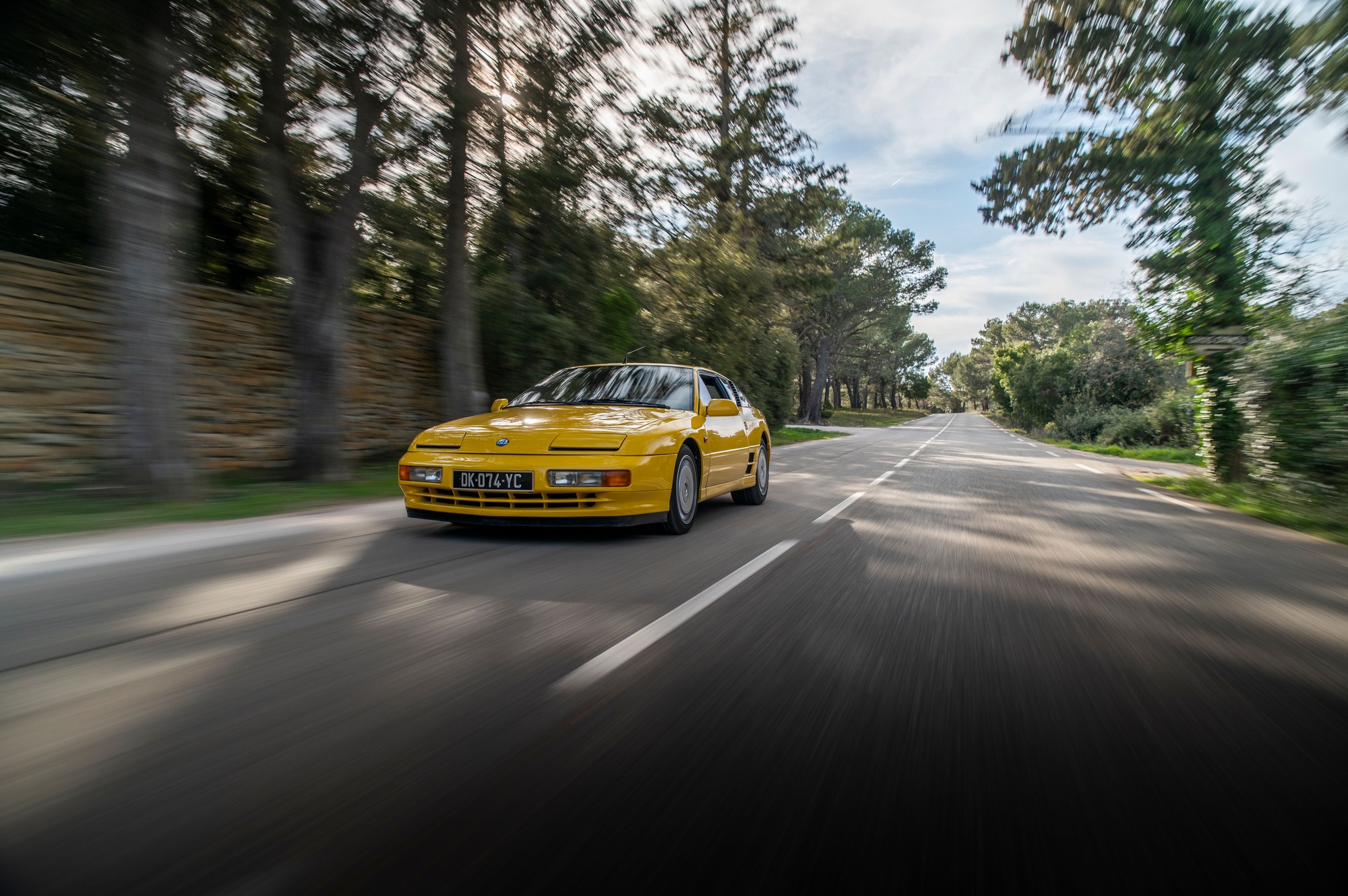 Alpine A610 jaune Tournesol en action sur route sinueuse