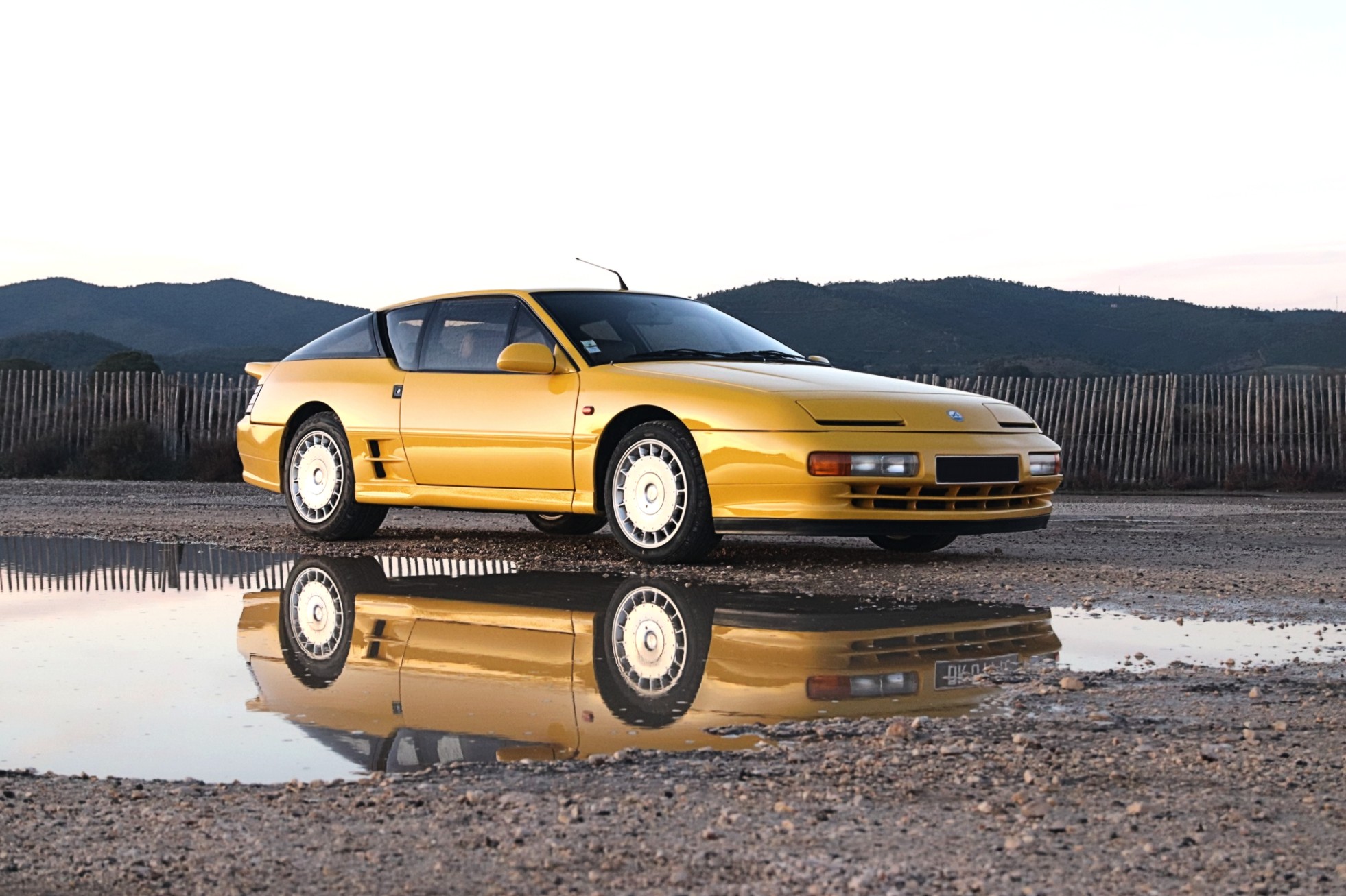 Alpine A610 Turbo youngtimer jaune, vue trois-quarts avant droite