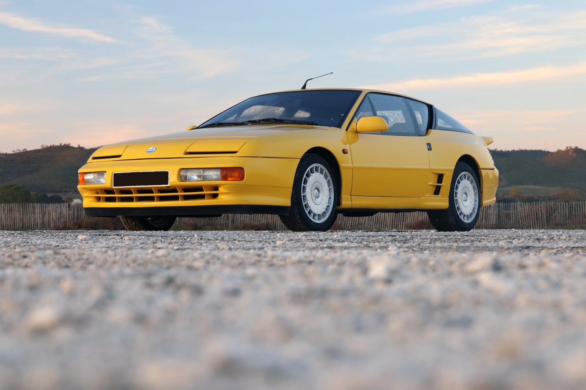 Alpine A610 youngtimer jaune, trois-quarts avant gauche en contre-plongée