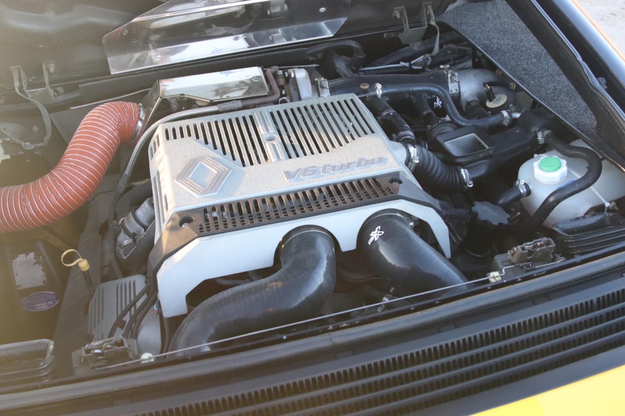 Moteur V6 PRV Turbo de l'Alpine A610 avec cache d'origine