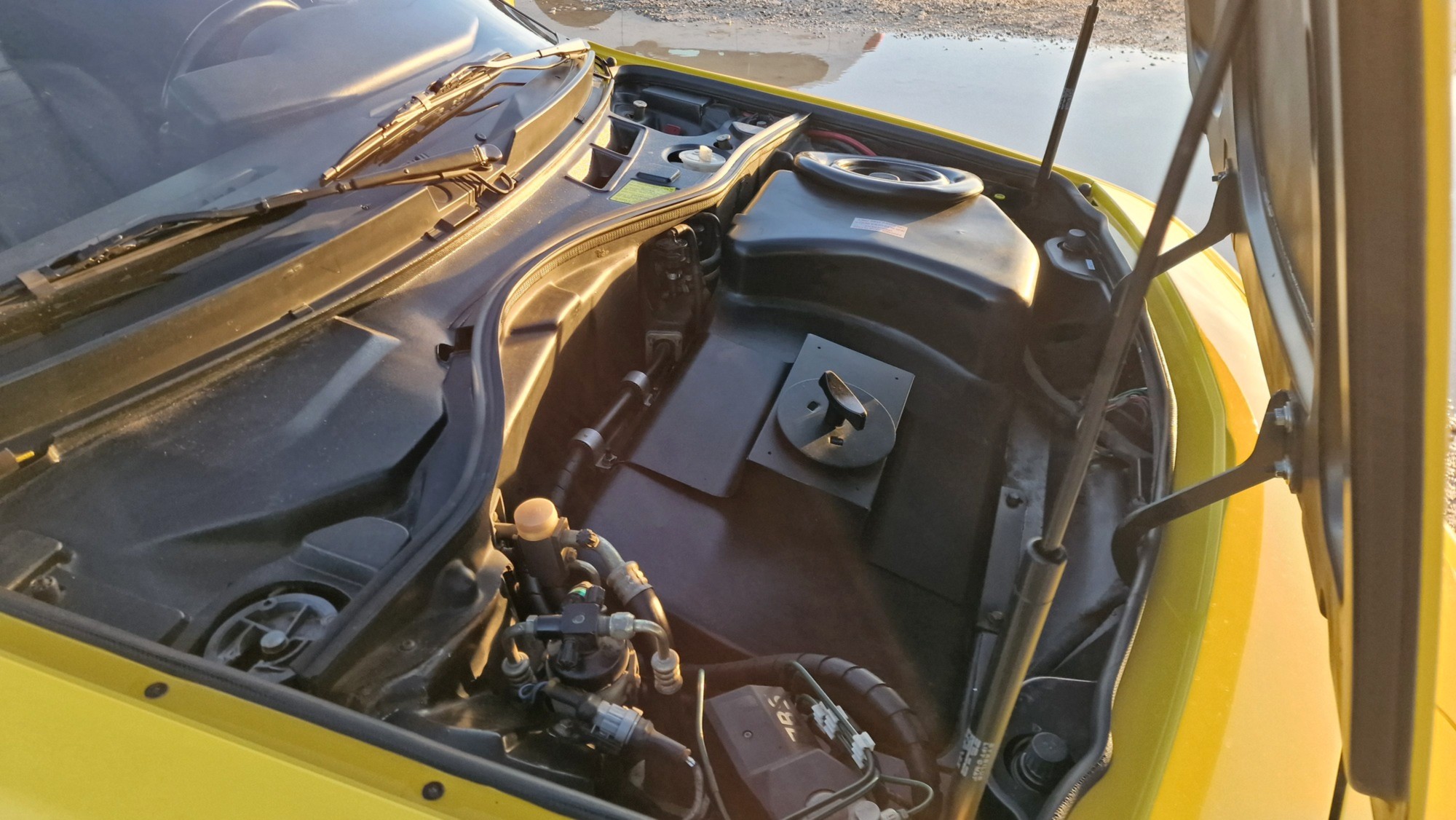 Coffre avant ouvert Alpine A610 : réservoir et composants mécaniques