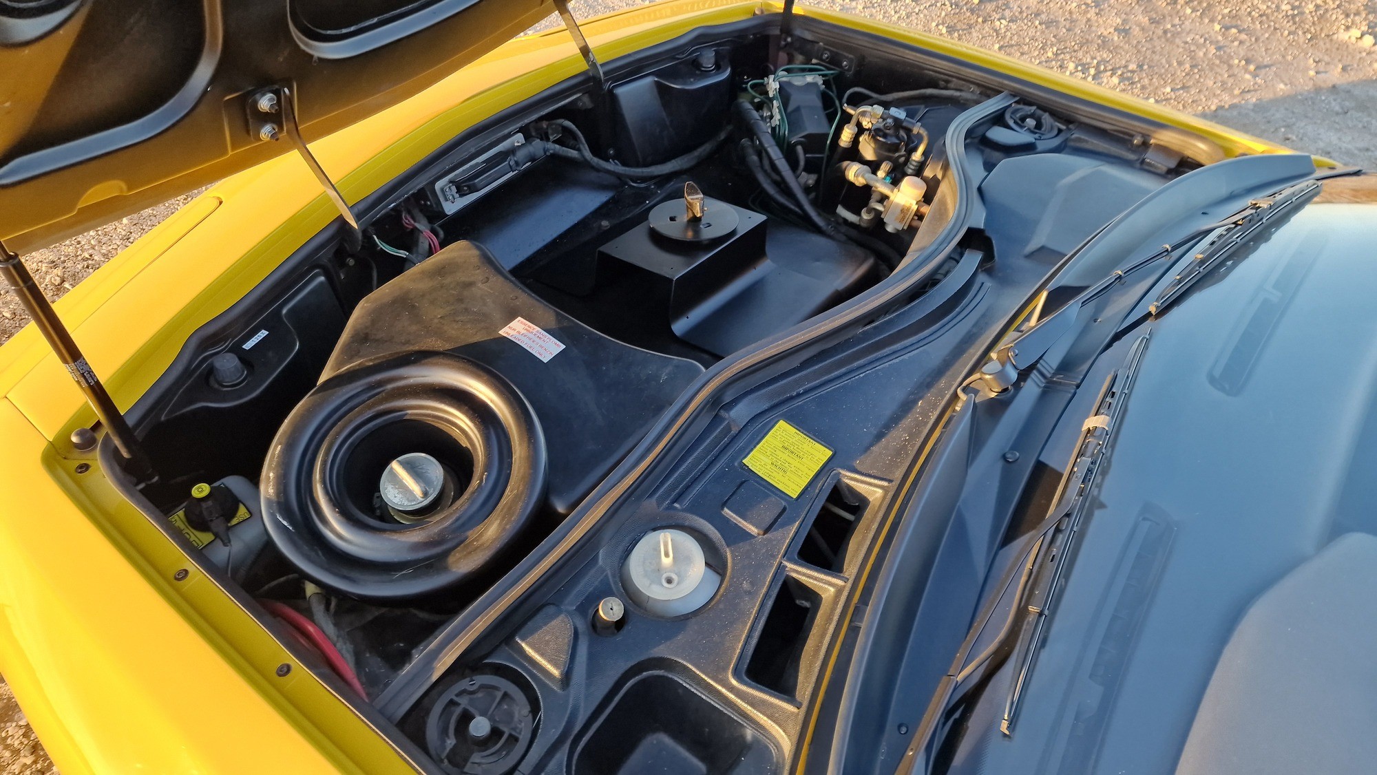 Compartiment avant Alpine A610 vu côté opposé, faisceau électrique apparent
