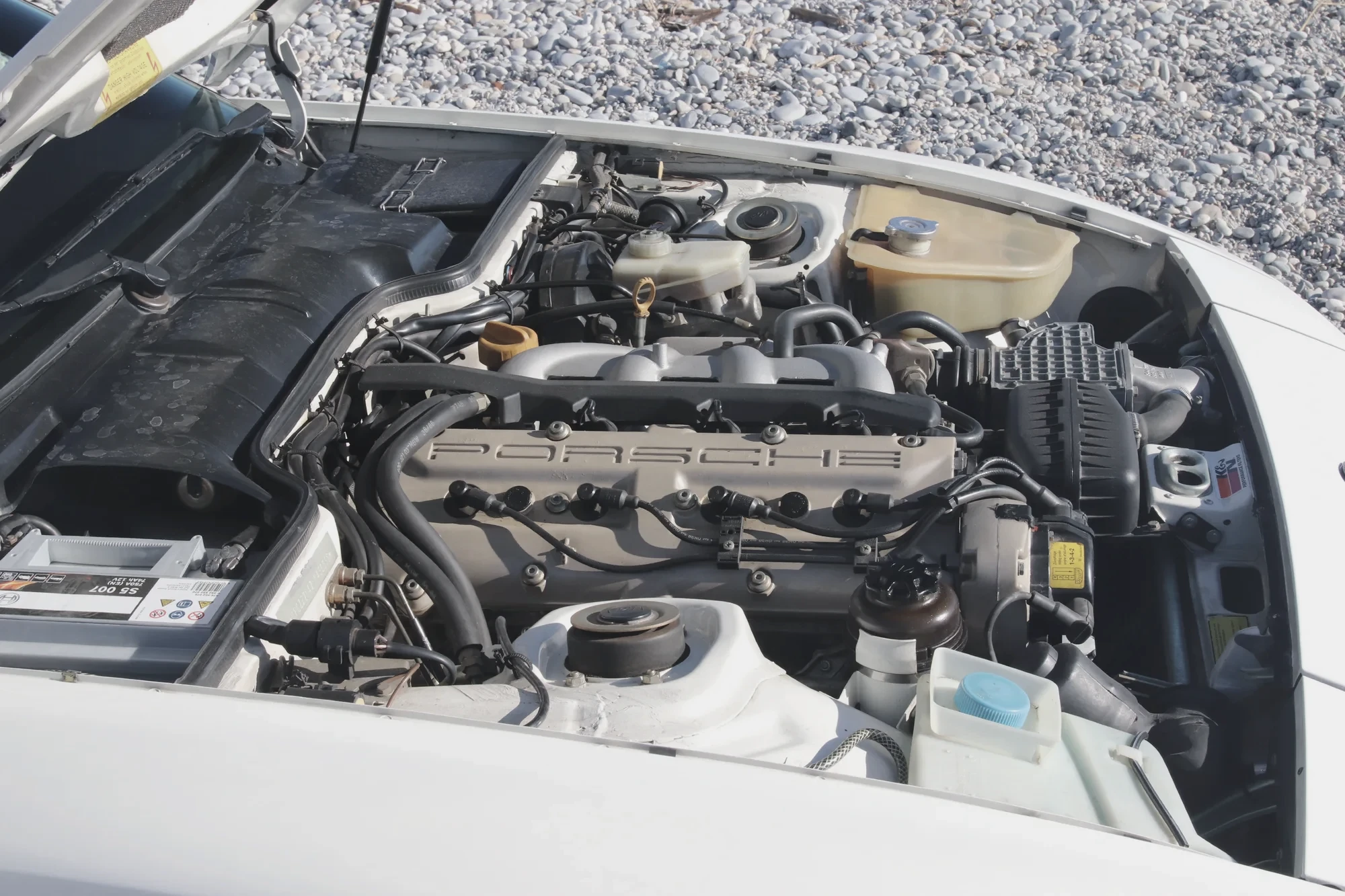 Moteur Porsche quatre cylindres 16 soupapes 944 S2 vue de dessus