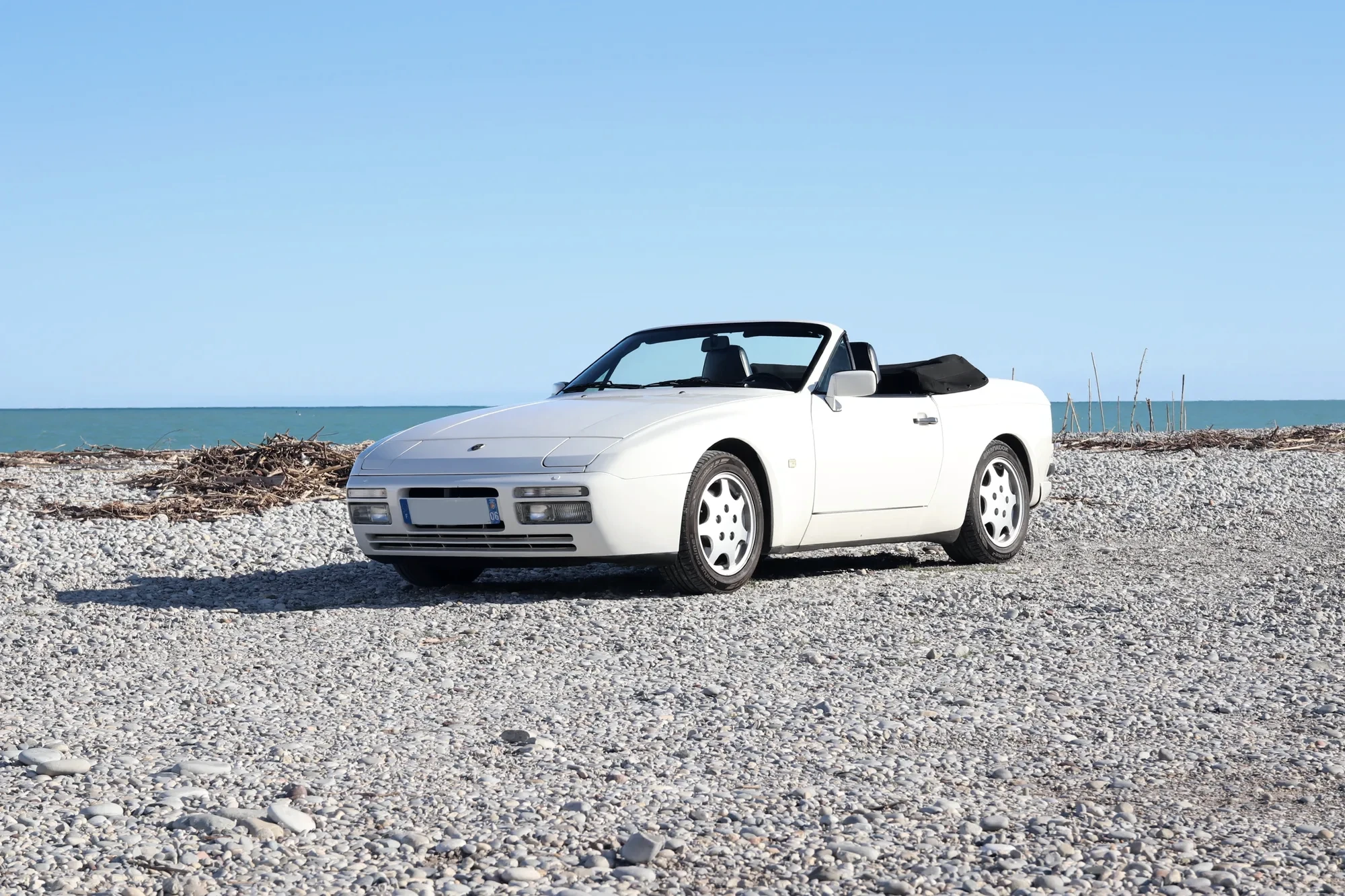 Porsche 944 cabriolet blanche face à la mer, ambiance Côte d'Azur