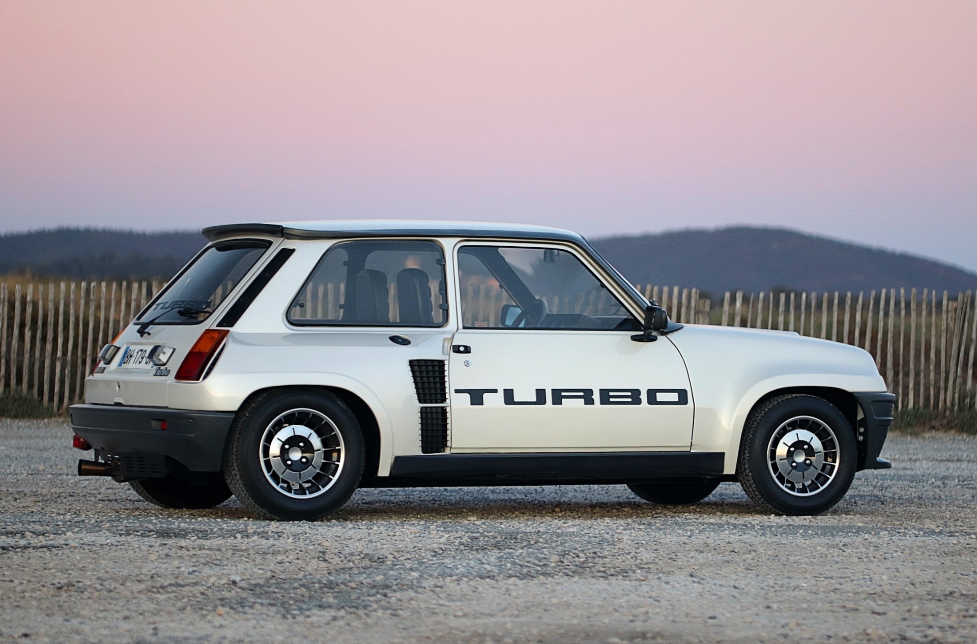 Profil d'une Renault 5 Turbo, ailes élargies et lettrage TURBO