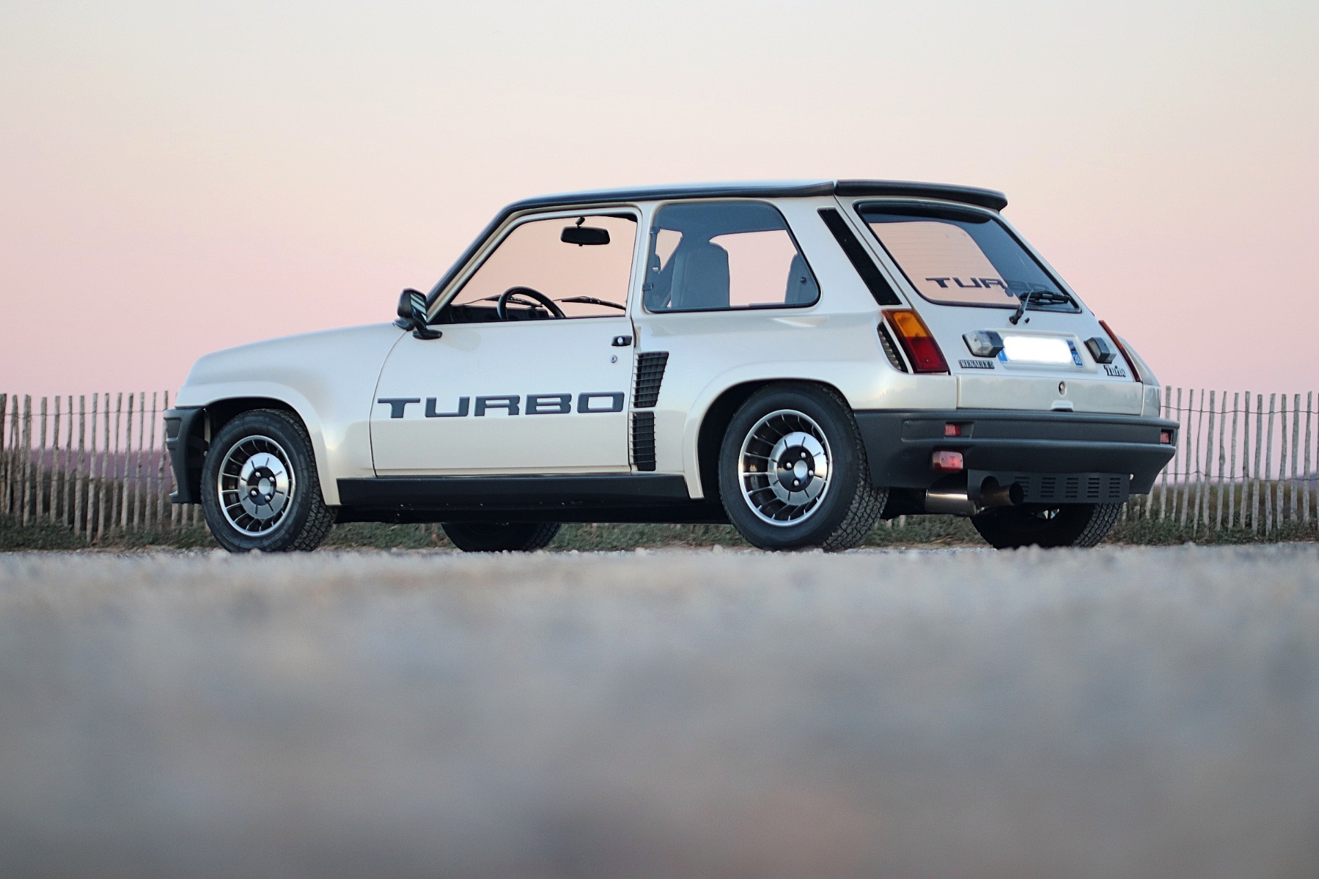 Renault 5 Turbo vue arrière trois-quarts au coucher du soleil
