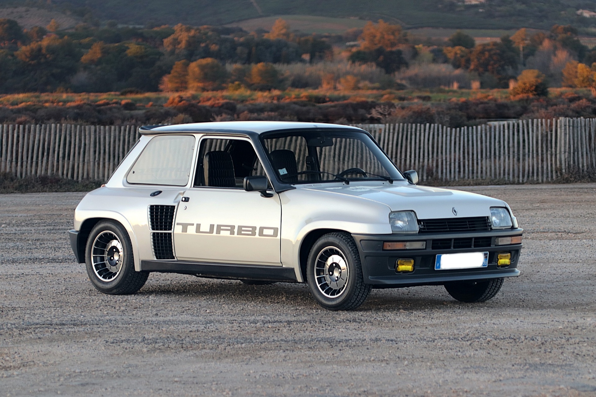 Renault 5 Turbo grise vue avant trois-quarts