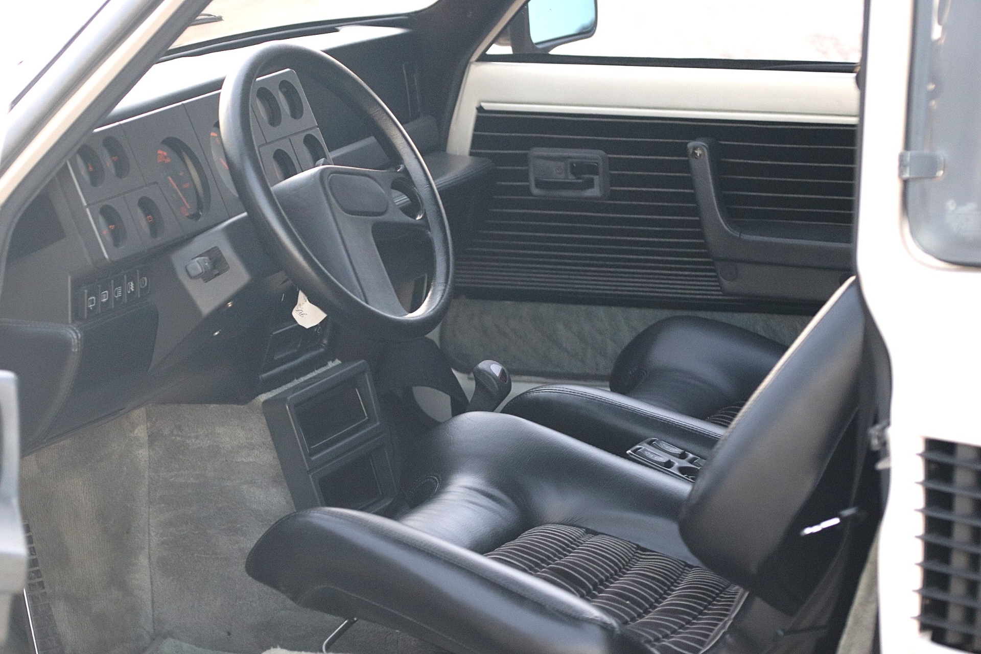 Intérieur Renault 5 Turbo, sellerie noire et tableau de bord